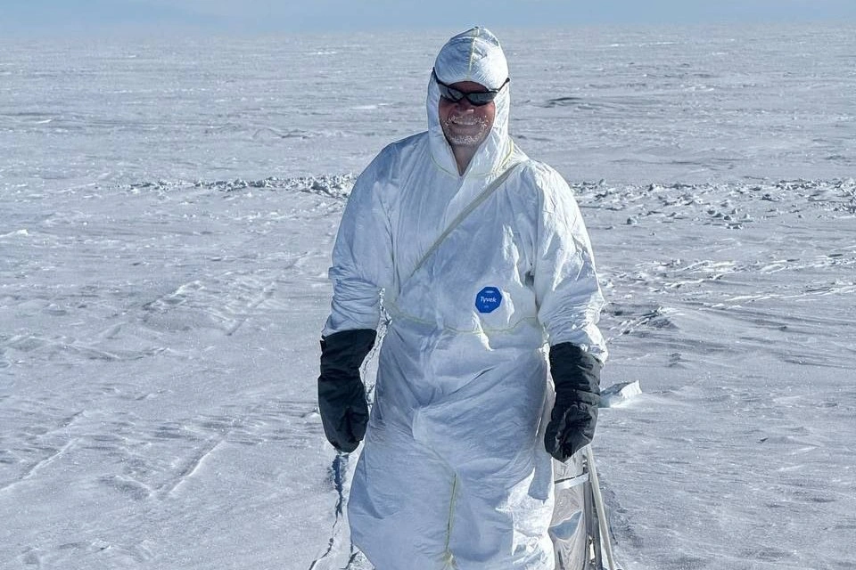 Ученые Российской антарктической экспедиции за сбором проб снега для поиска космической пыли