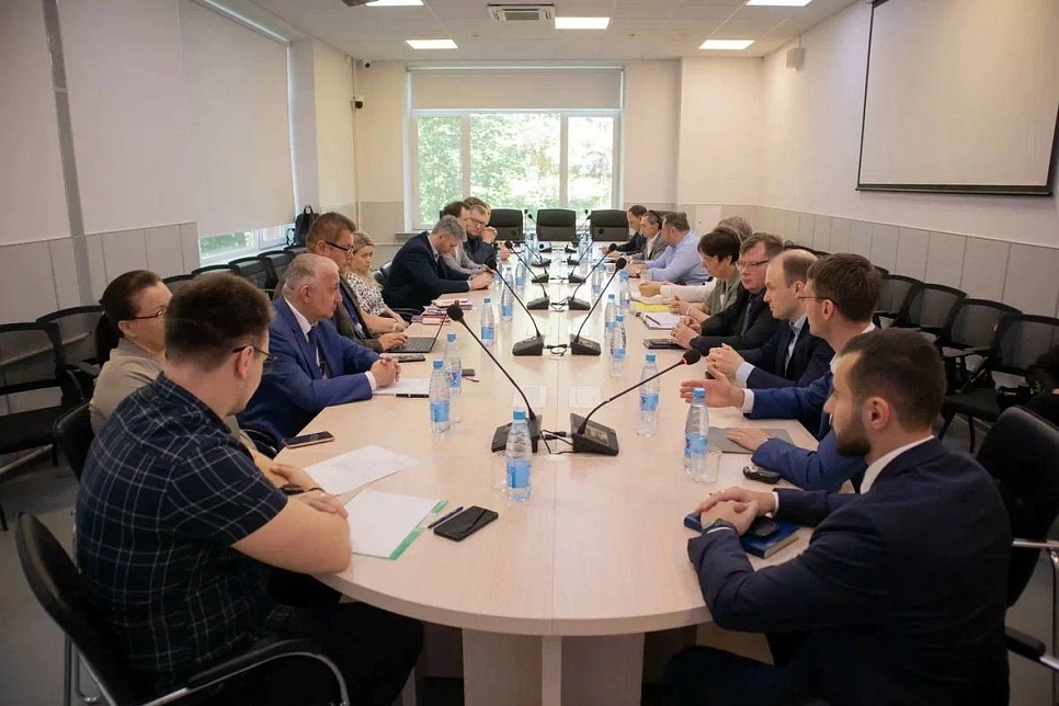 Губкинский университет проводит встречи с представителями компаний, чтобы обсудить совместные проекты по подготовке студентов и переобучению специалистов на реальных объектах. Информация о стажировках и практике публикуется на сайте вуза. Источник: Губкинский университет