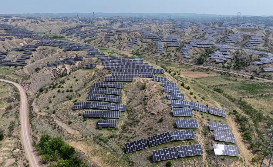 Солнечные и ветровые электростанции в пустынных районах Китая