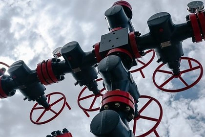 Сравнение средних зарплат по отраслям в декабре 2025 года