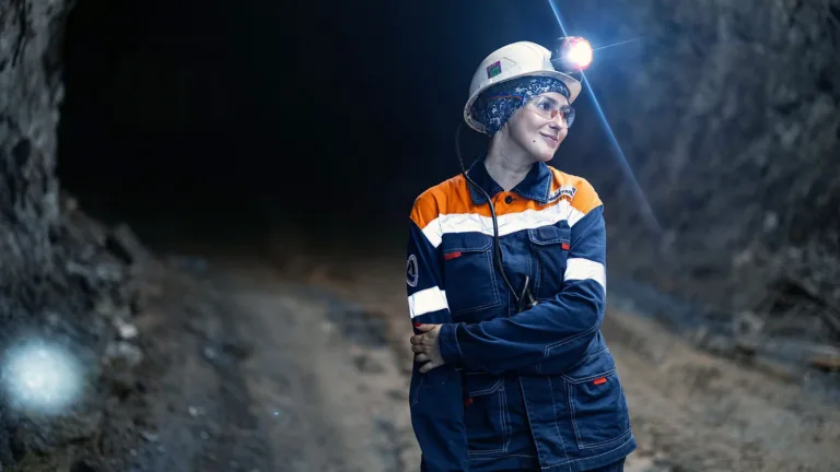 Женщина-машинист экскаватора на горнодобывающем предприятии