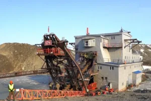 Драга на россыпном месторождении золота в Сусуманском районе Колымы