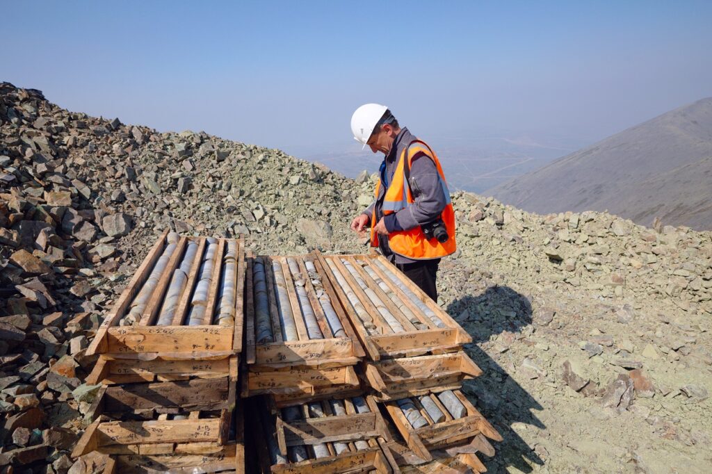 Мировые запасы меди начинаются с геологоразведки — именно она определяет, какие месторождения станут ключевыми для отрасли