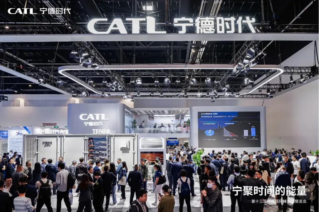 Логотип CATL и схема цепочки поставок лития и никеля