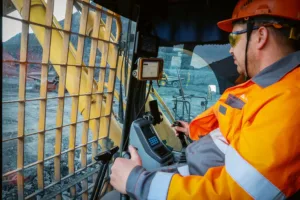 Монитор диспетчера с картой движения самосвалов и экскаваторов в системе «Полина»