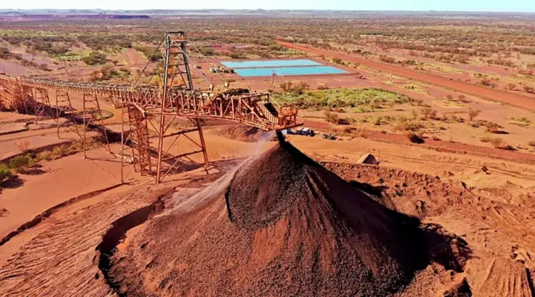 Карьерные самосвалы BHP на железорудном руднике в Пилбара, Австралия