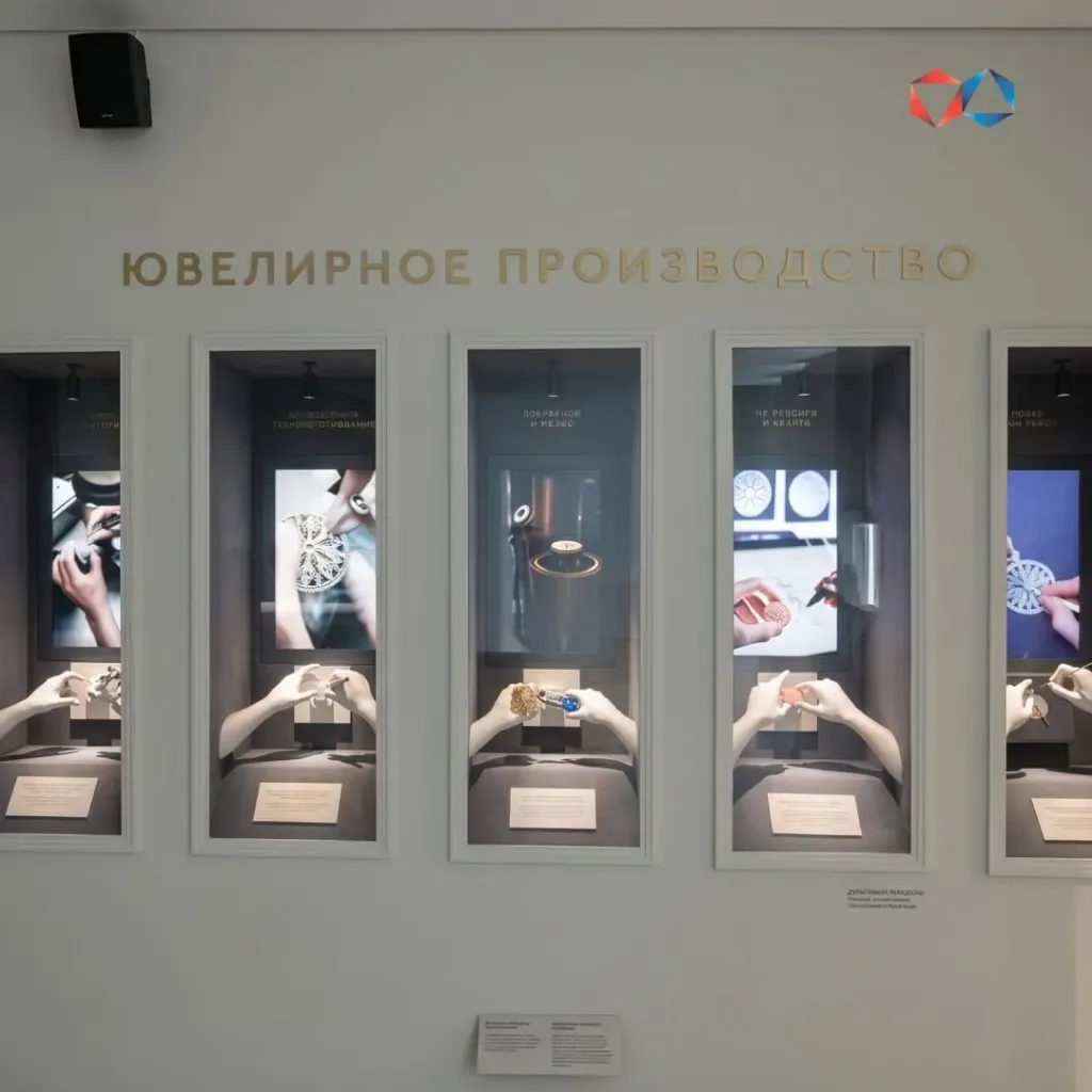 Алмазное панно весом около 9,5 тыс. карат в экспозиции нового музея в Мирном