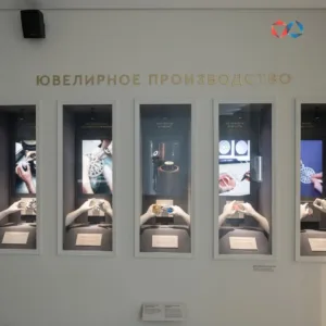 Алмазное панно весом около 9,5 тыс. карат в экспозиции нового музея в Мирном