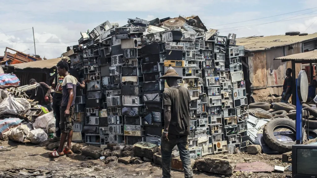 Organic molecules used for the selective extraction of gold and copper from electronic waste