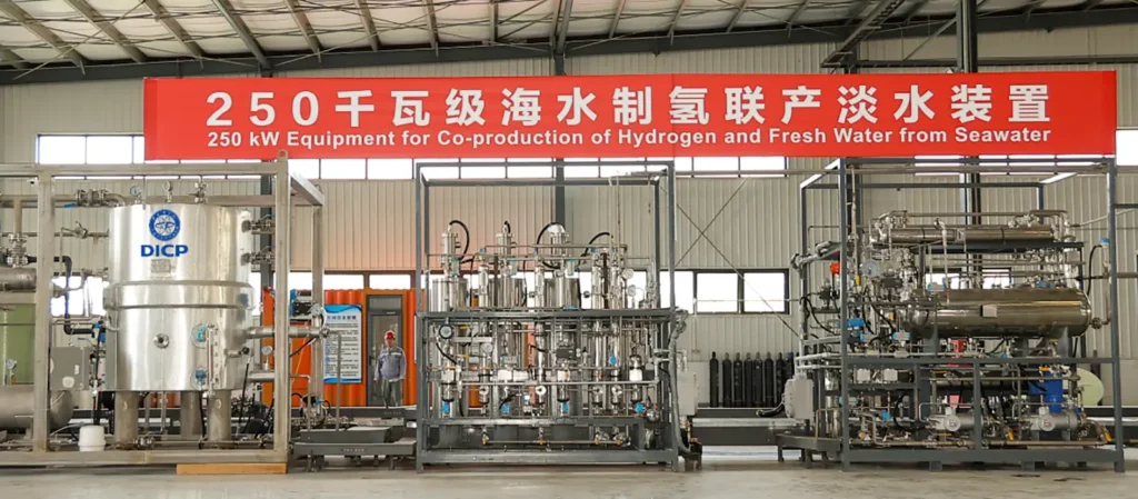 Chinese system for simultaneously producing hydrogen and fresh water from seawater using electrolysis heat