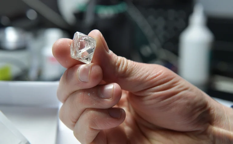 Переговоры Richemont и Signet Jewelers о вхождении в Global Diamond Consortium для покупки De Beers у Anglo American